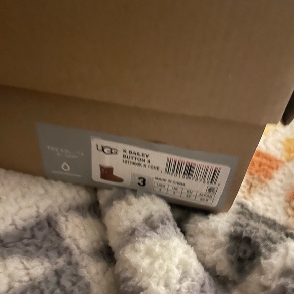 UGG Kids Bailey Button II Boot Size 3 New in Box - Picture 3 of 3